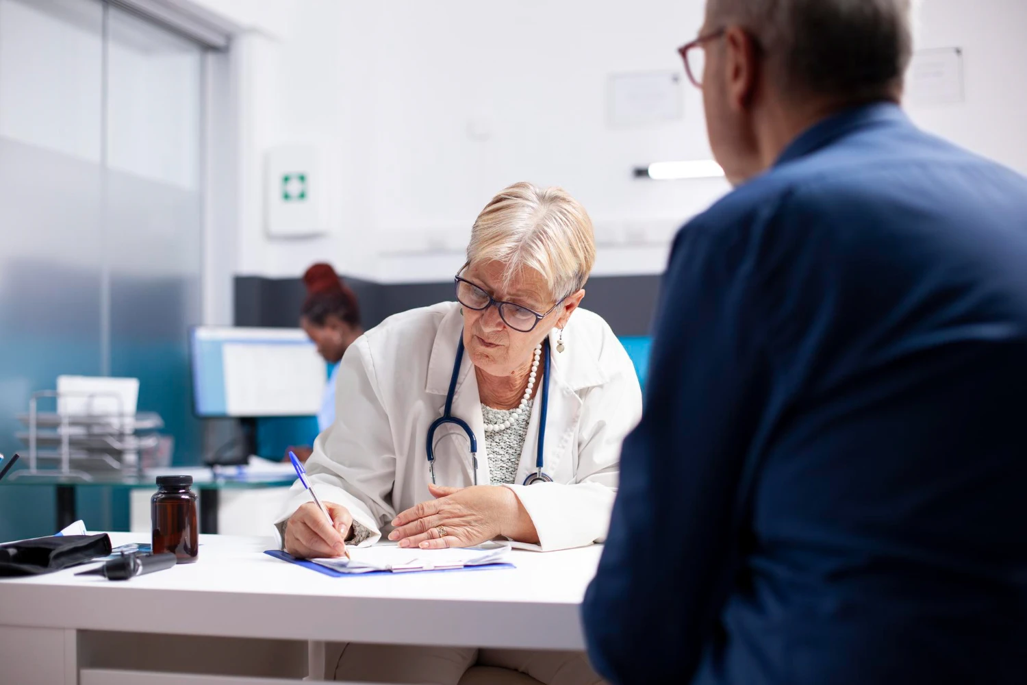 Specialist medicine dela opravlja preventivni zdravniški pregled delavca v ambulanti