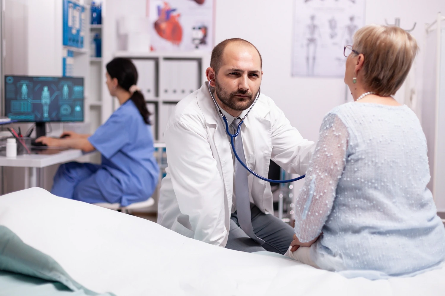 Specialist medicine dela izvaja predhodni zdravniški pregled zaposlenega v ambulanti.